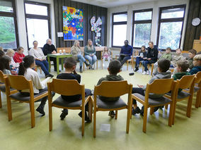 Symbolische Mantelteilung mit den Kommunionkindern (© Karl-Franz Thiede)